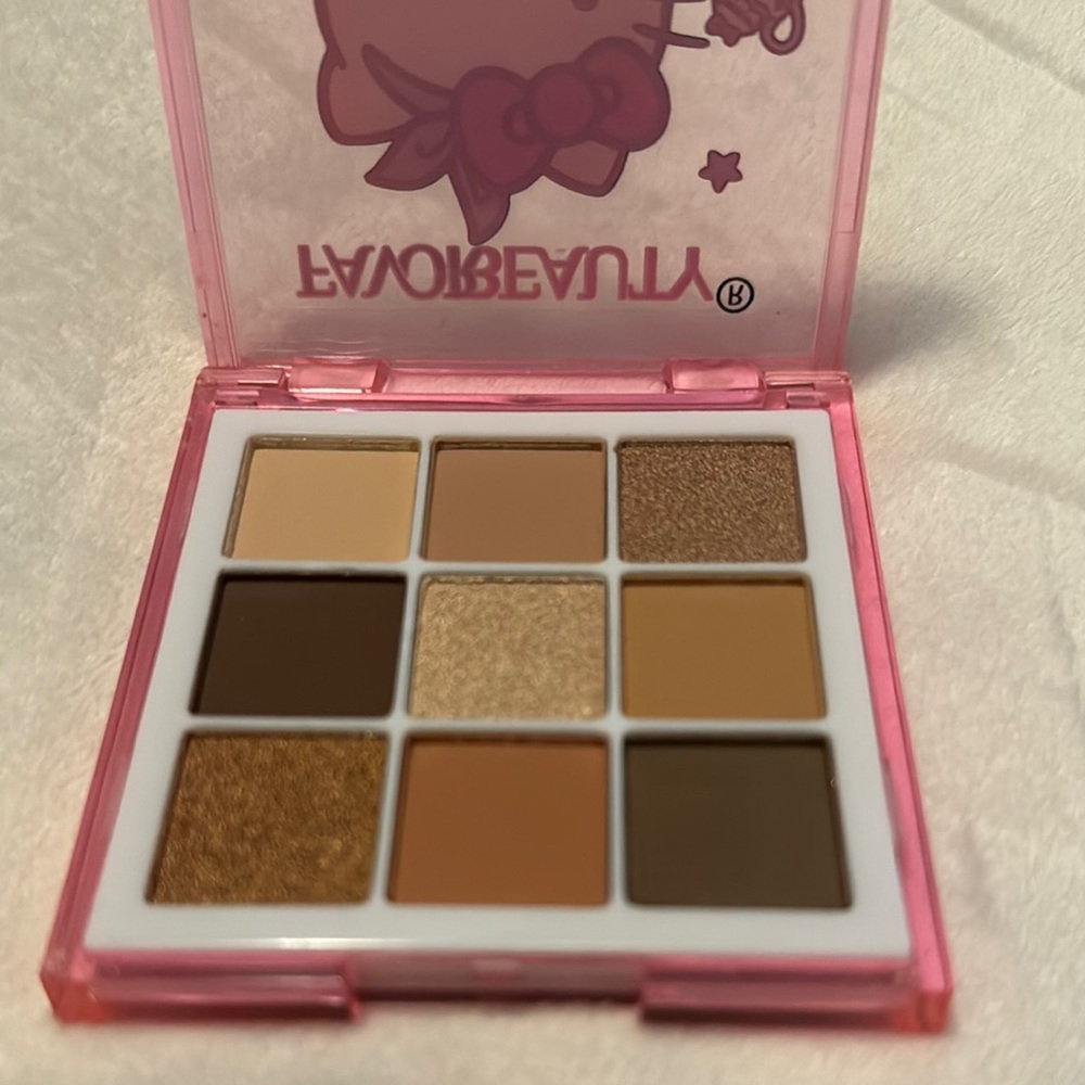 Favor Beauty Hello Kitty Eyeshadow Palette - Neutral Shades (Shade 4)